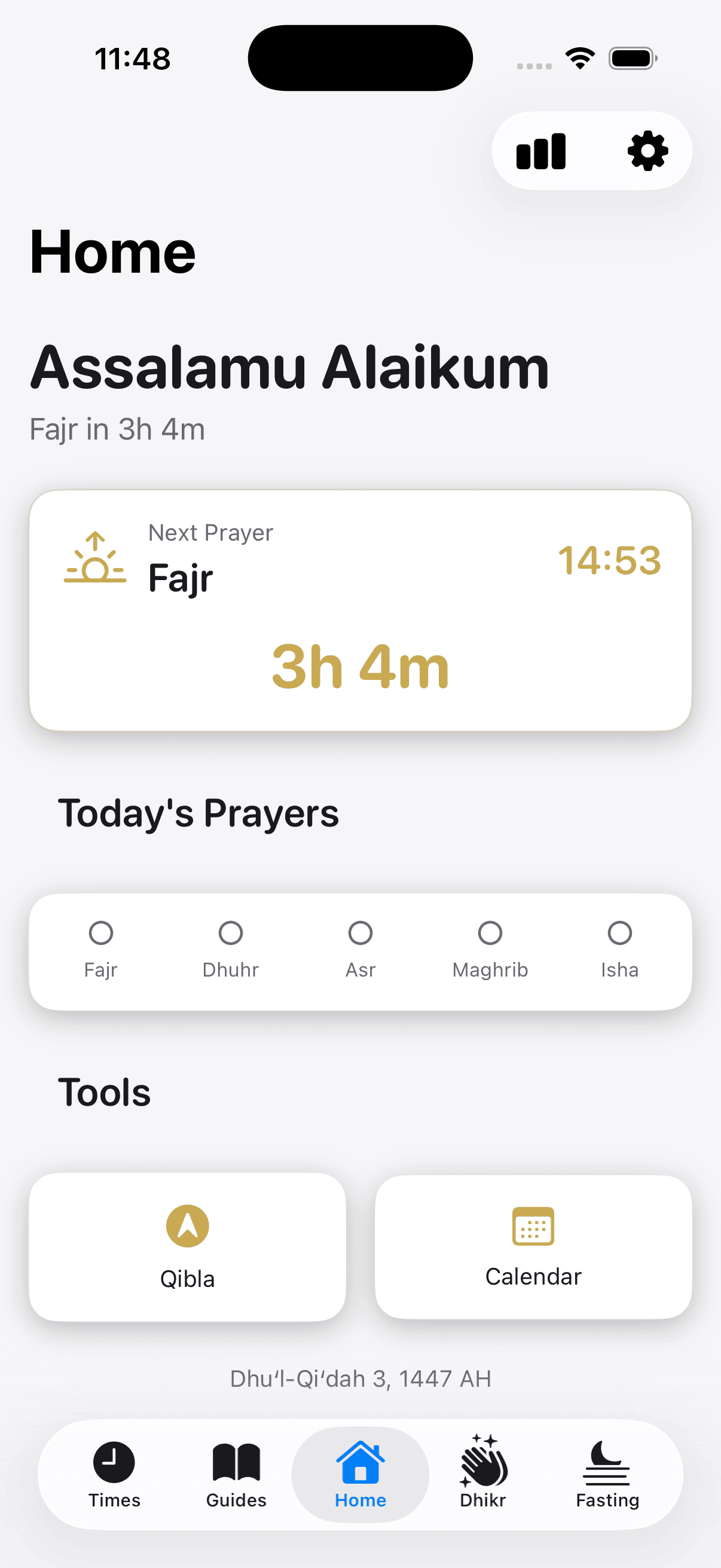 Pantalla de inicio de Muslim Keep que muestra la próxima oración (Fajr) con una cuenta regresiva de 3h 4m, fila de Oraciones de Hoy y sección de Herramientas con Qibla y Calendario